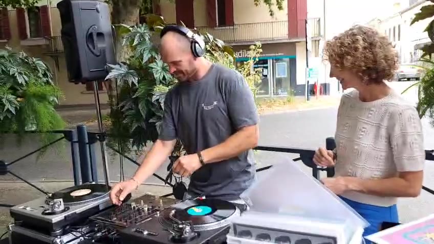 DJ set en plein air, place du village