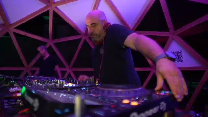 Dôme géodésique DJ booth — édition 2025