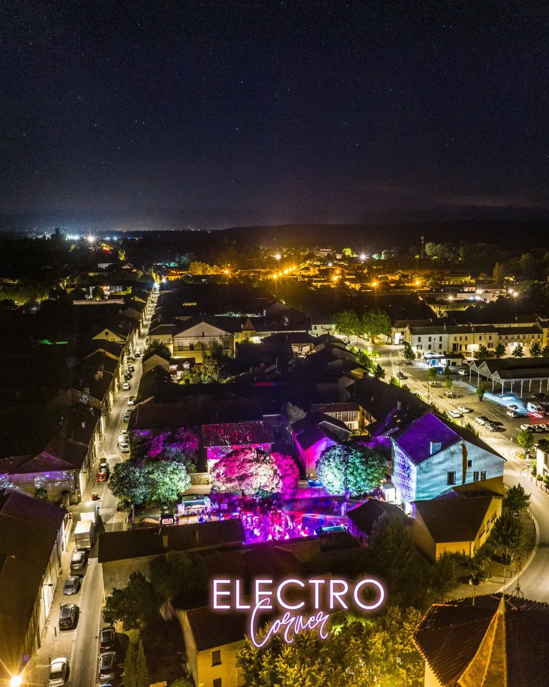 Vue drone du village la nuit — édition 2025