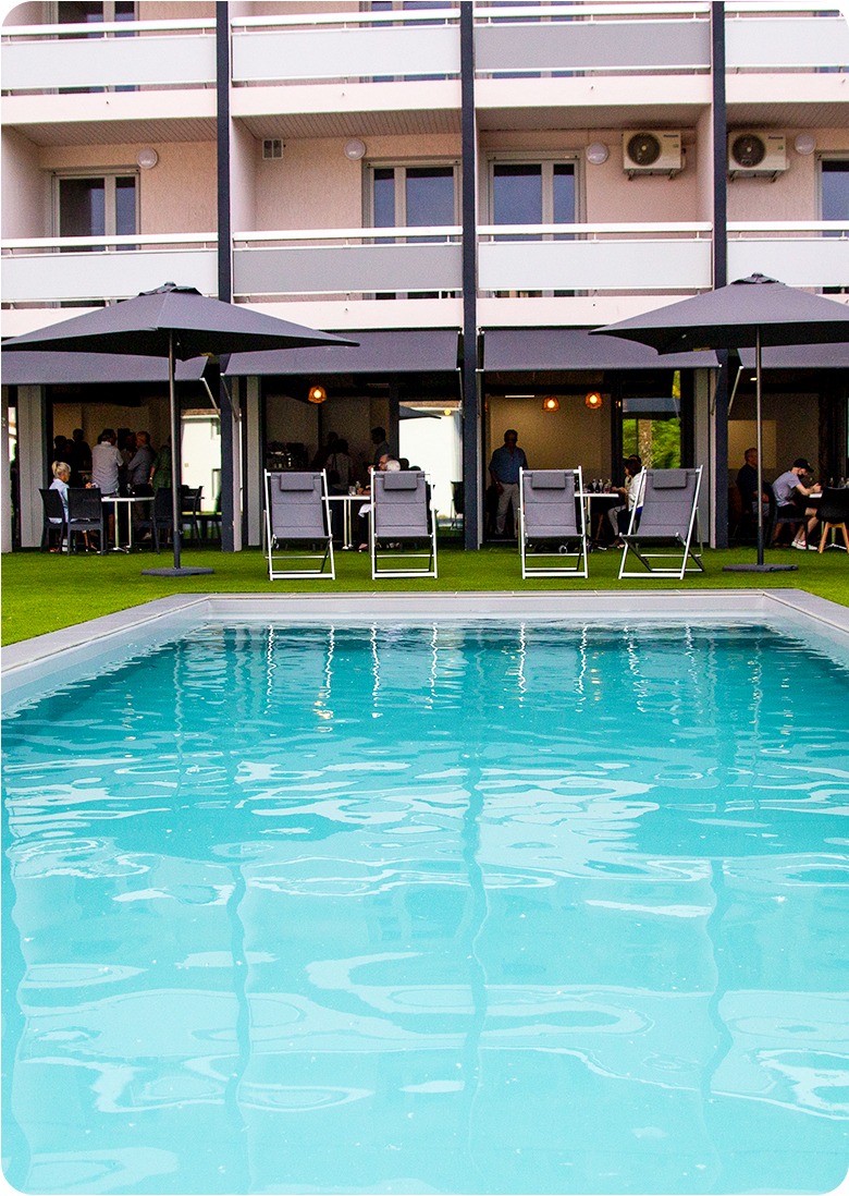La piscine et la terrasse de la Résidence Aigue Marine, à Maubourguet
