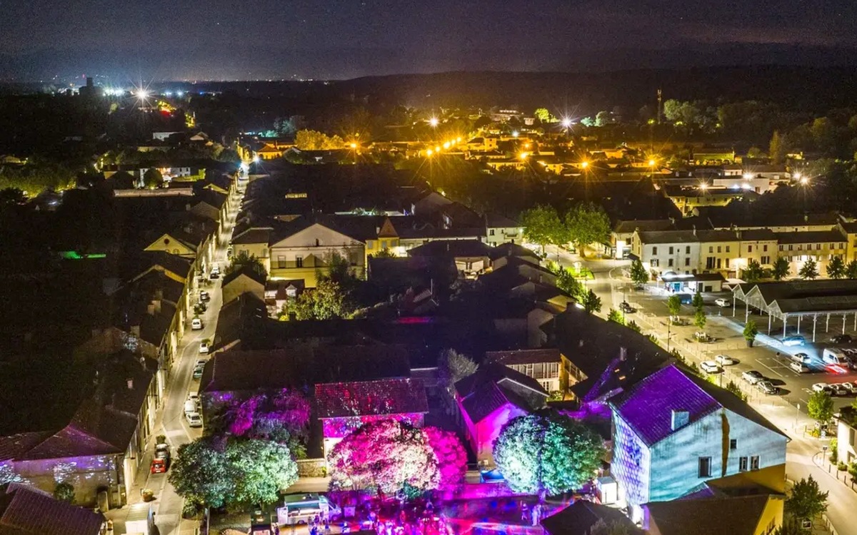 Les Arènes de Maubourguet et le village vus du ciel un soir de festival, par Real Drone Inspection
