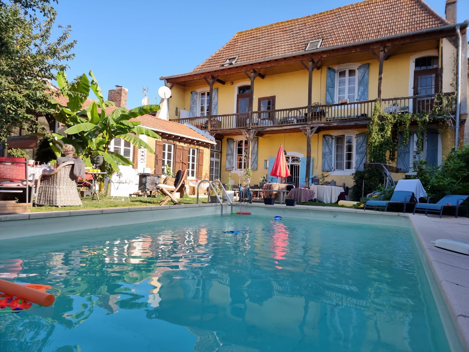 La piscine et la maison de la Villa Imaginaire, chambre d'hôtes à Maubourguet